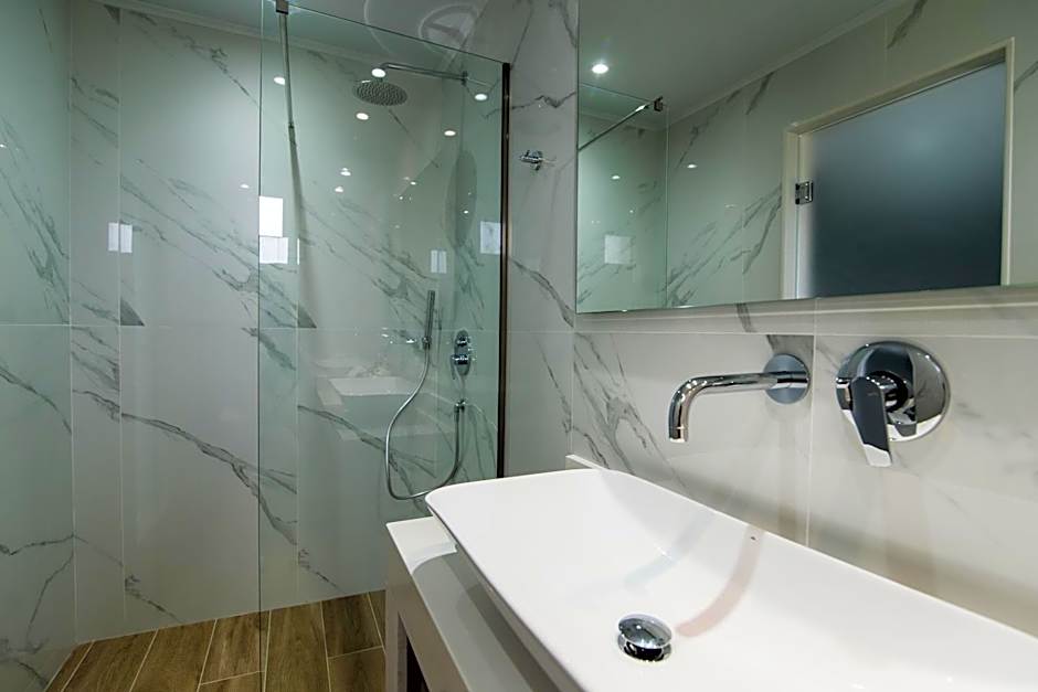 Yiannis Manos Hotel Resort