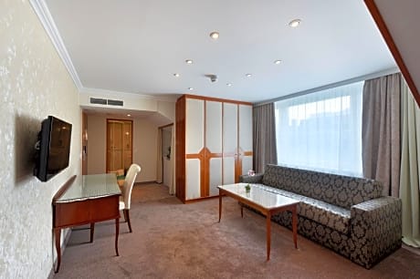Junior Studio (2 Twin Beds and 1 Double Sofa Bed)