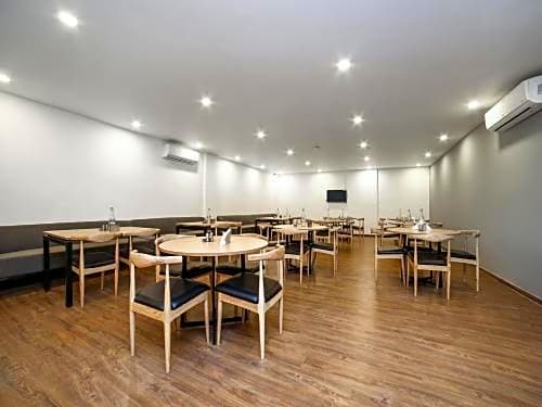 OYO Townhouse 80 Meera Bagh