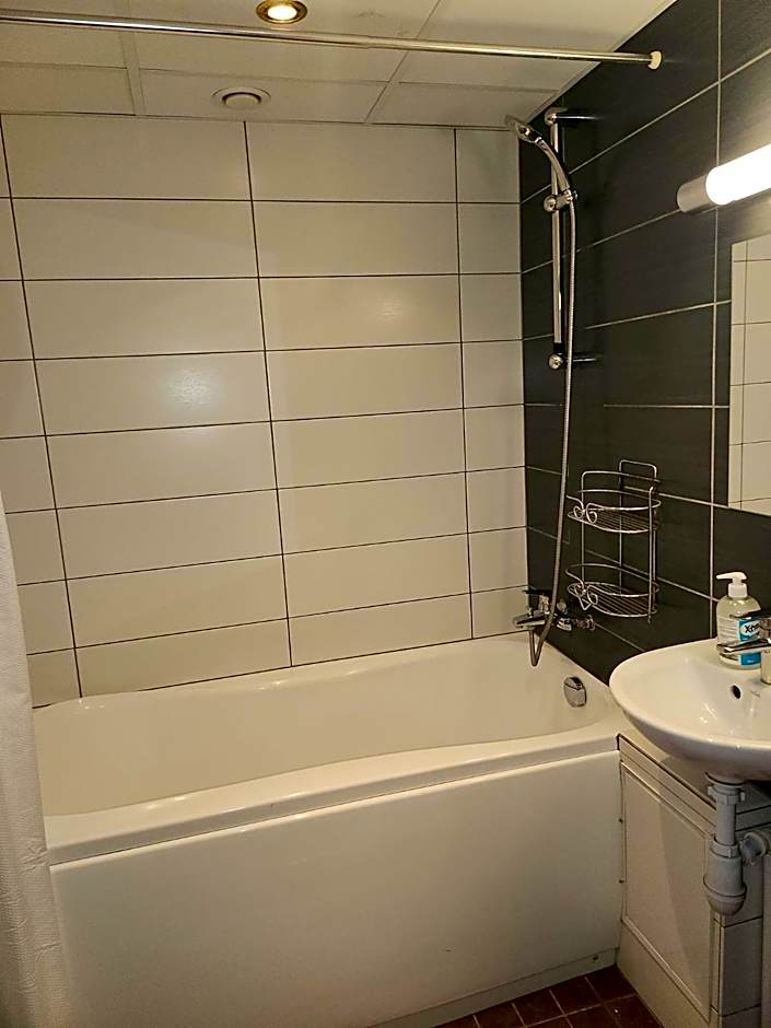 Bright & Peaceful Room Near Old Town