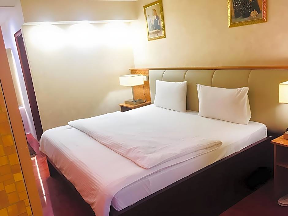 OYO 338 Transworld Hotel