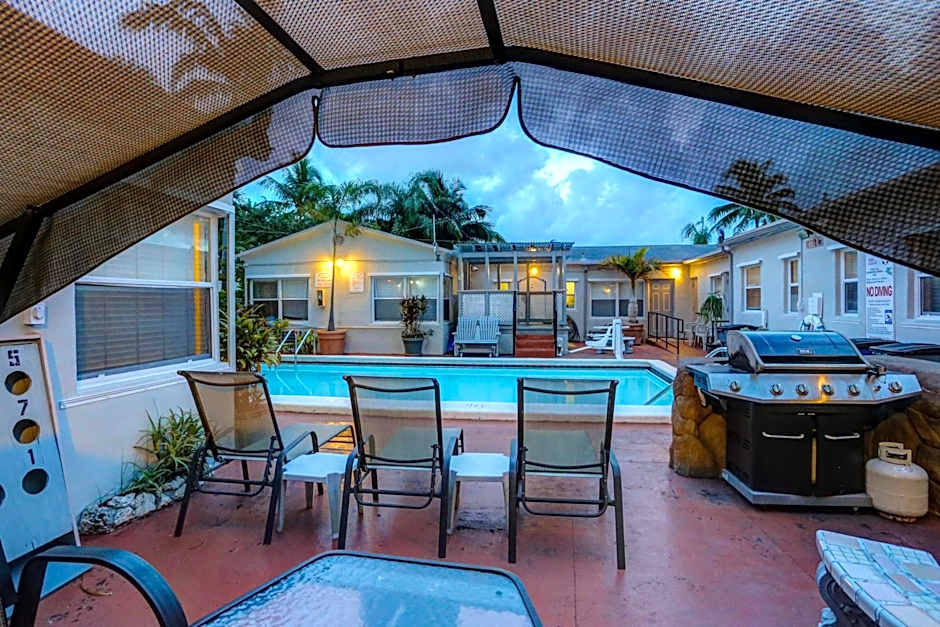 Richard's Motel Courtyard