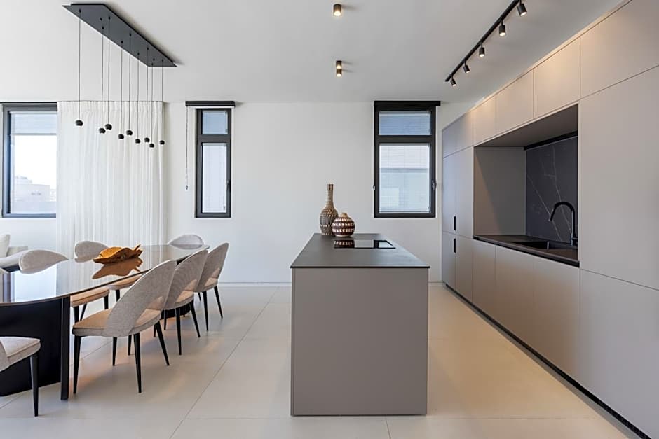 High Living Sea View by Five Stay