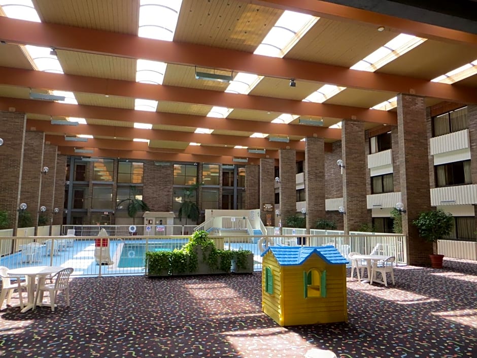 Ramada by Wyndham Lansing Hotel & Conference Center