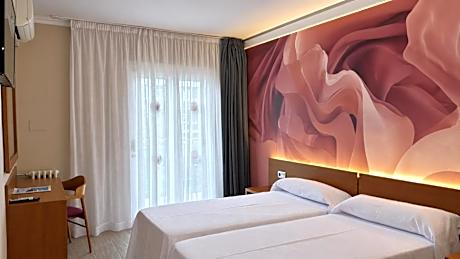 Twin Room with Extra Bed (3 Adults)