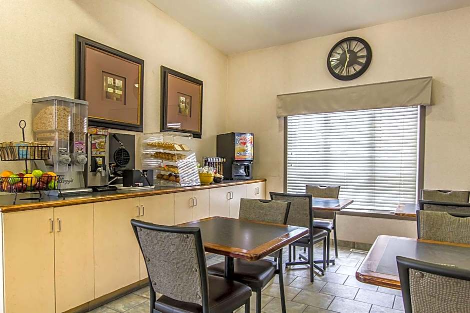 Econo Lodge And Suites