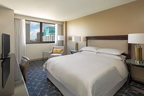Deluxe King Room with City View - Hearing Accessible