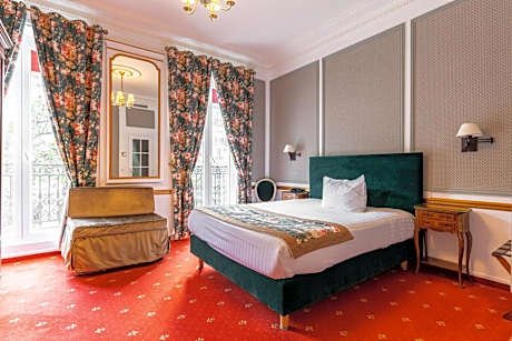 Superior Double Room With Balcony and Arc de Triomphe View