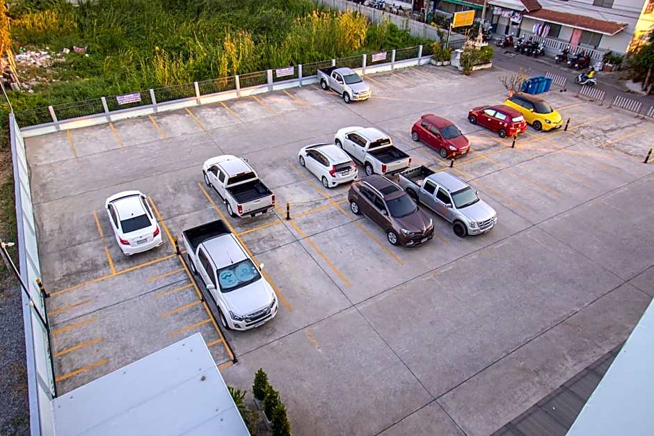 Salinsiri at ladkrabang