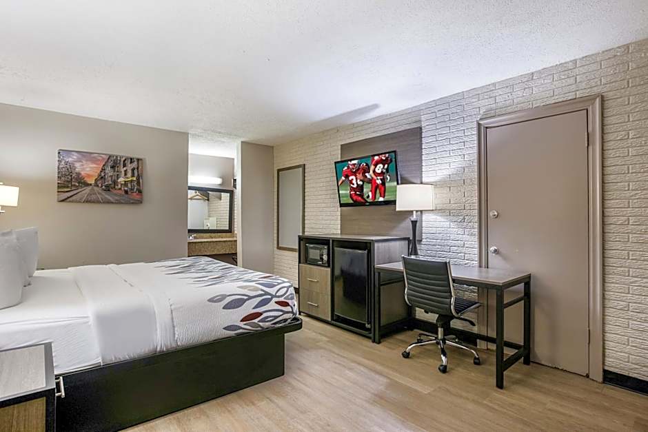 Red Roof Inn Savannah - Richmond Hill / I-95