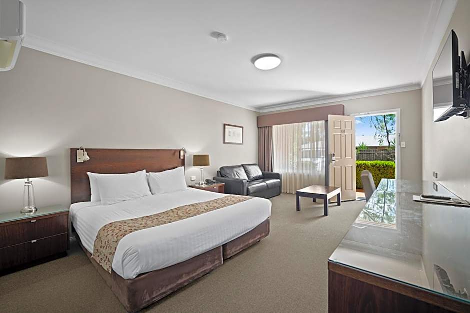 Carlyle Suites & Apartments
