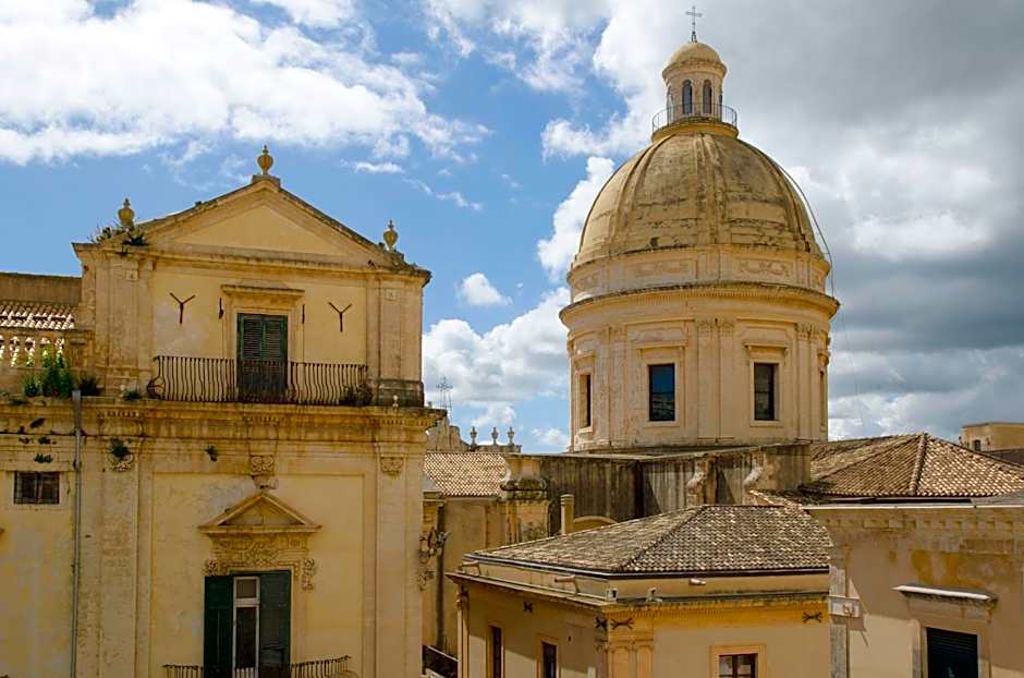 Cathedral View Apartment Noto, Historic Center, Steps from Duomo