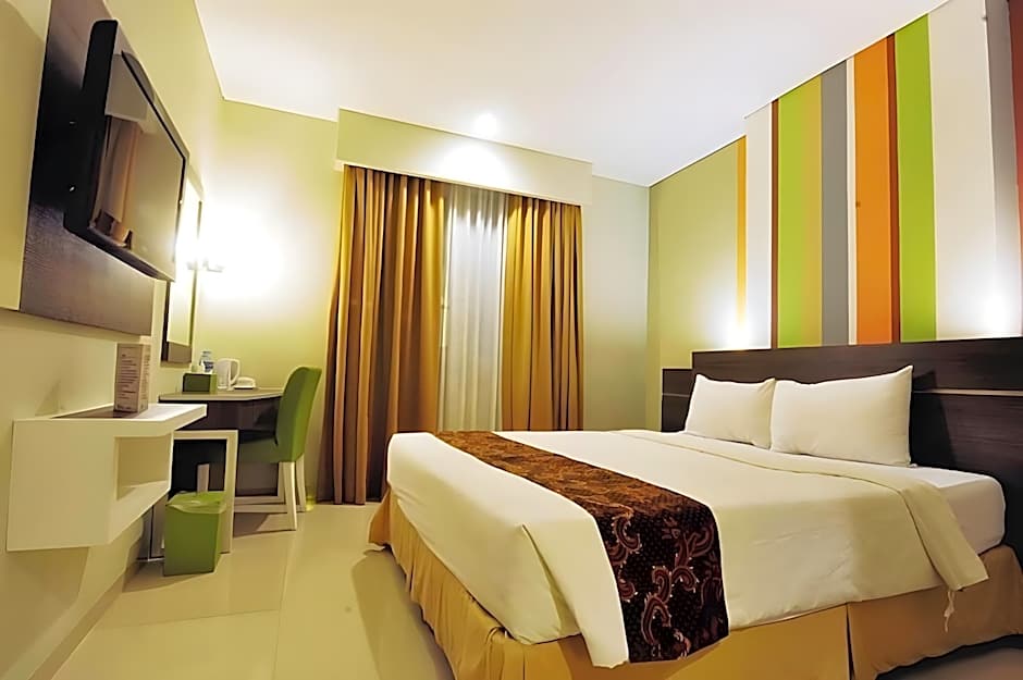 Pose In Hotel Solo