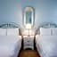 Deluxe Queen at the Curry Mansion - Parking & Heated Pool!