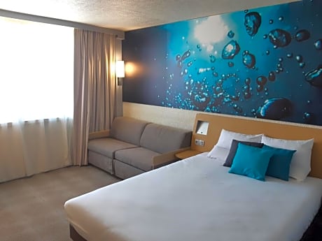 Two adjacent non-communicating double rooms