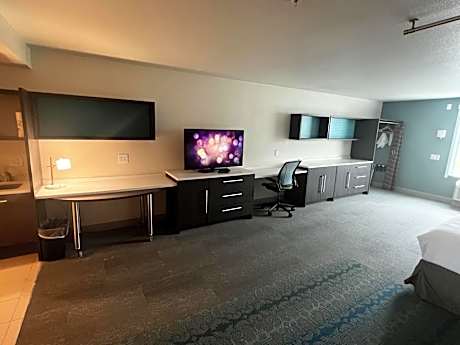 Queen Studio with Two Queen Beds - Mobility and Hearing Access/Non-Smoking