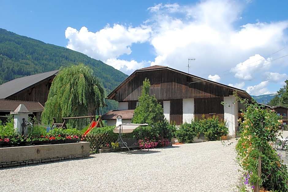 Residence Obermoarhof - Family Apartments with Pool & Playground