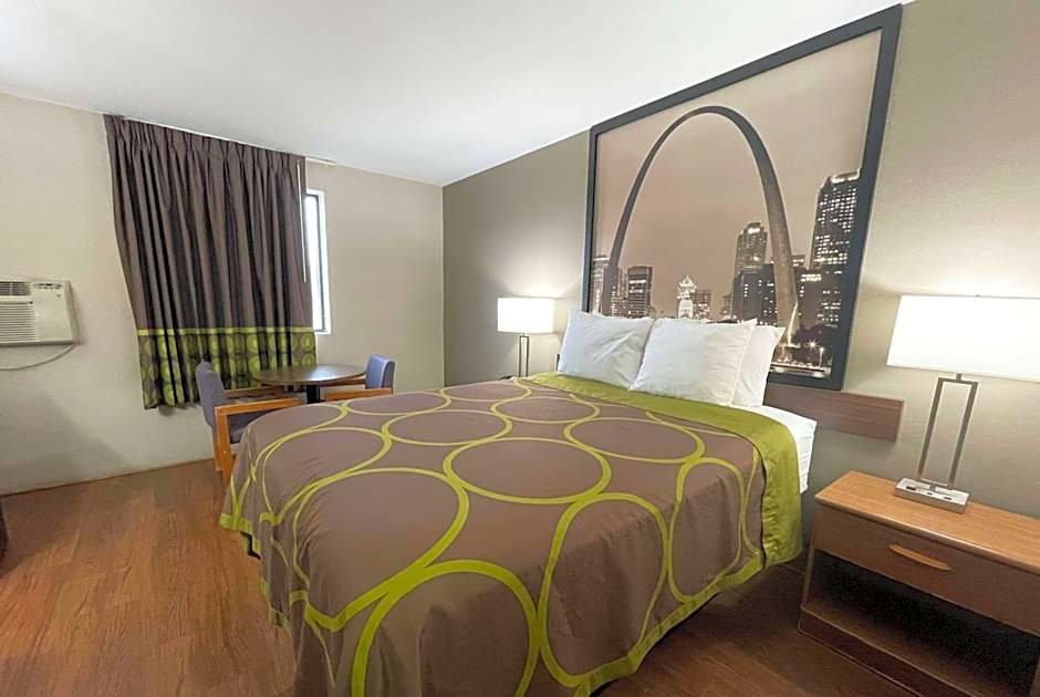 Super 8 by Wyndham Eureka/Six Flags Nearby