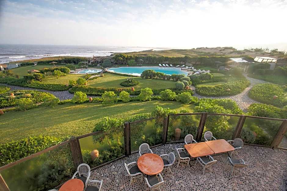 Dar Danse, the Bubble on the Beach