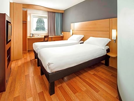 Accessible Standard Room with 2 single beds