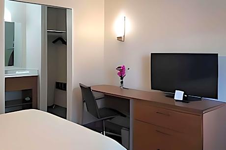 2 Double Beds Nonsmoking