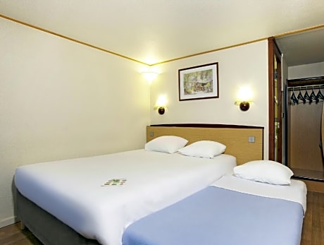 Triple Room with 1 Double Bed and 1 Single Bed
