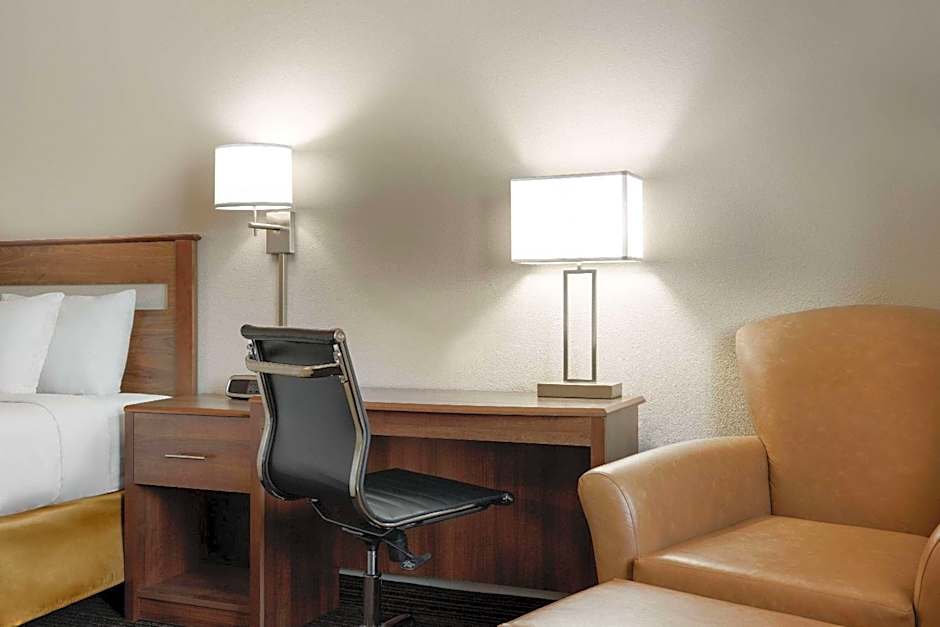 Photo 1 of 30 of Travelodge by Wyndham Vaughn