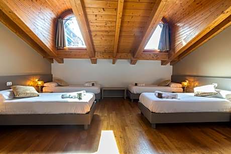 Premium Quadruple Room with Single Beds