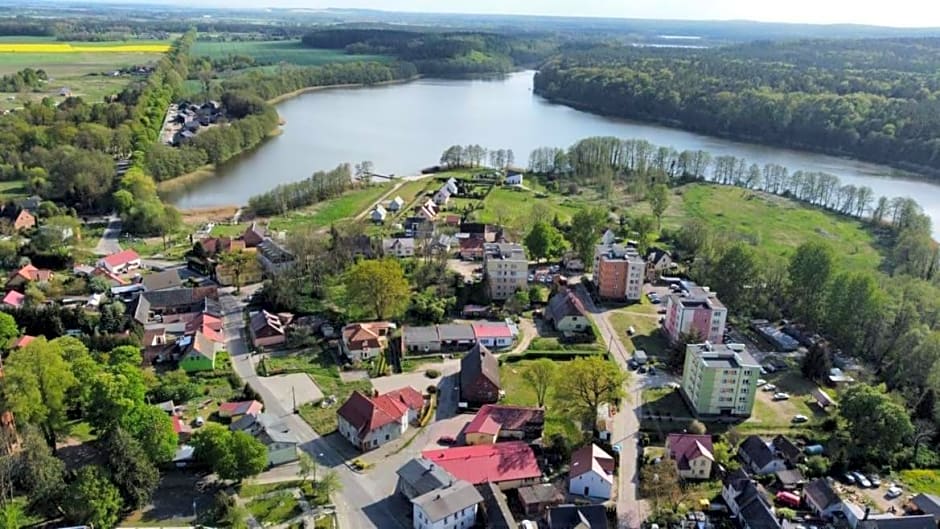 Szary domek nad jeziorem