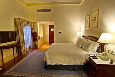 Towers Room, Club lounge access, Guest room, Queen(s)