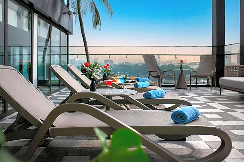 May De Ville Lakeside Hotel