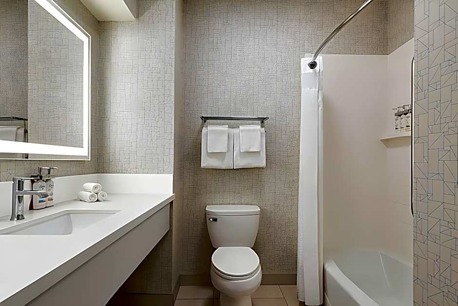 Holiday Inn Express Hotel & Suites Bakersfield Central By IHG