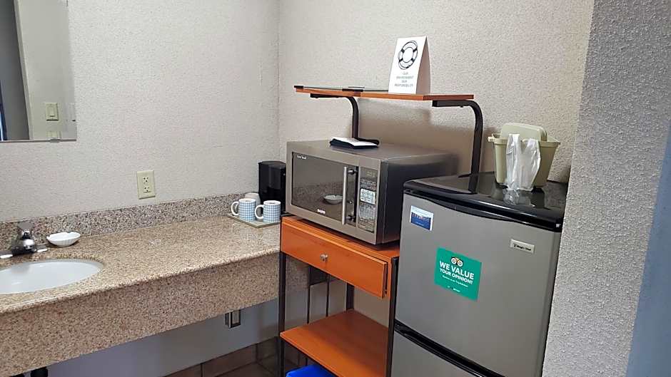 Shoreside Inn & Suites