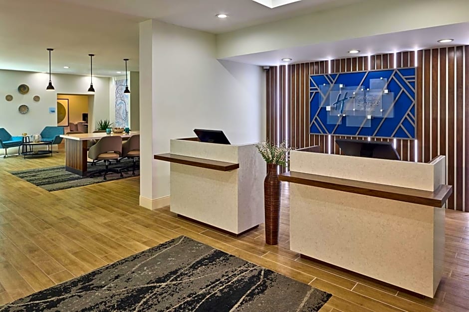 Holiday Inn Express & Suites Charleston DWTN -Westedge, an IHG Hotel
