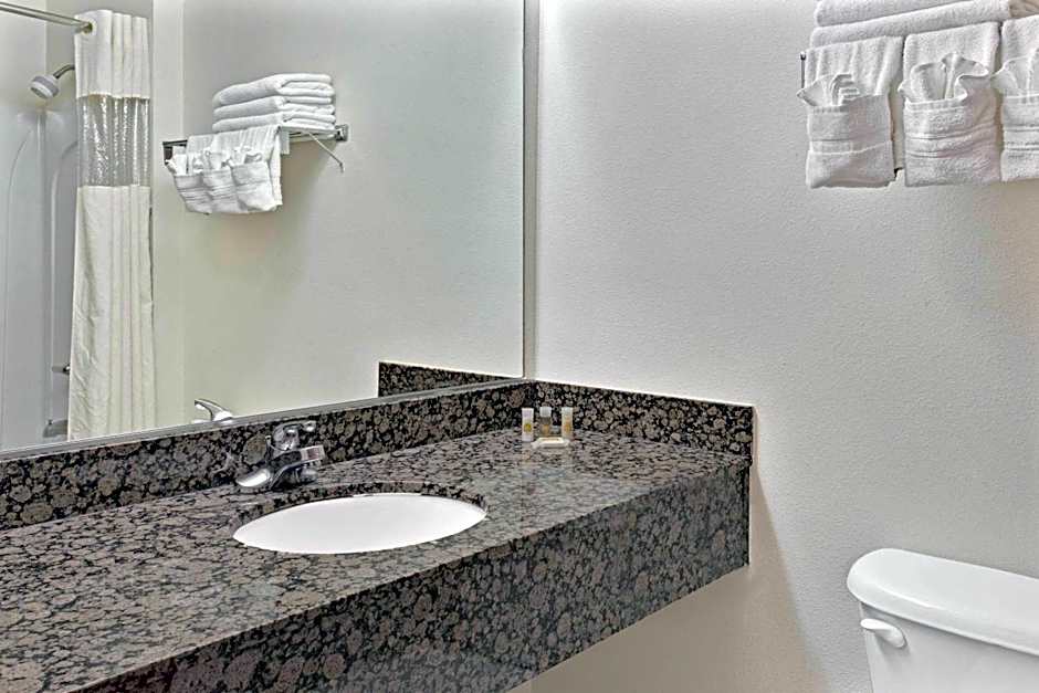 Days Inn & Suites by Wyndham Laurel Near Fort Meade