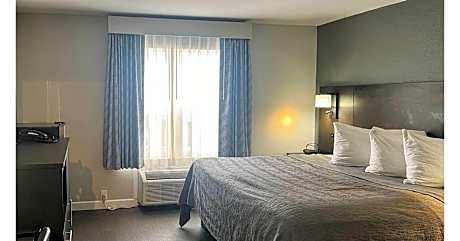 1 KING BED | MOB ACC Soll-in Shower Suite Non-smoking Microwave fridge