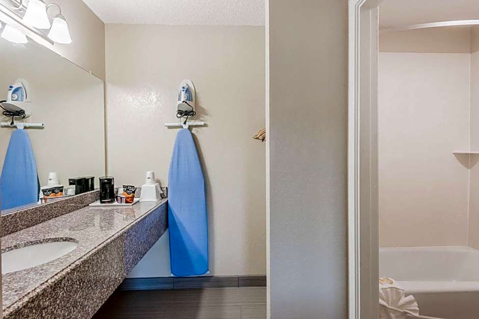 Days Inn by Wyndham San Marcos