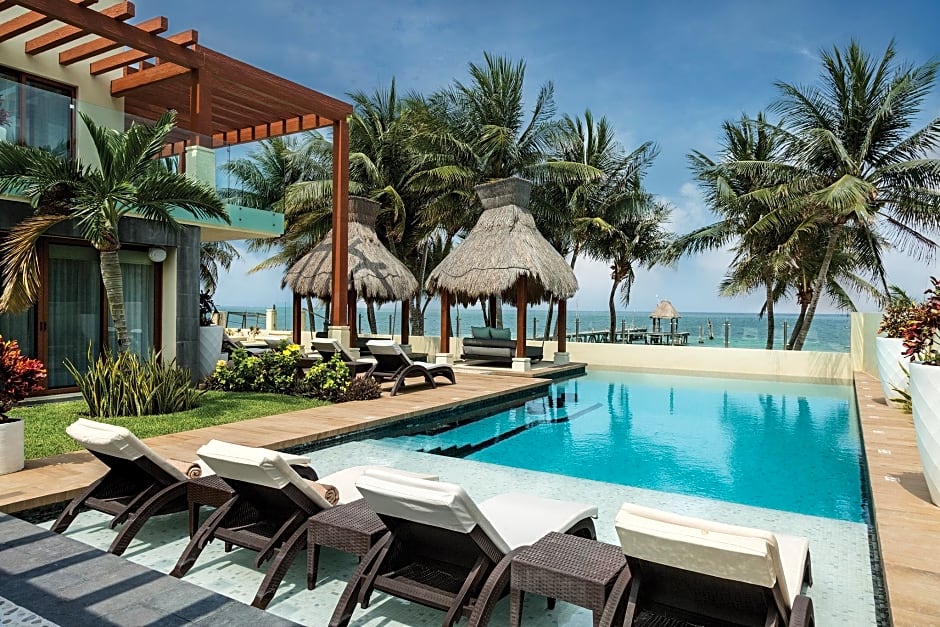 Azul Villa Esmeralda, by Karisma