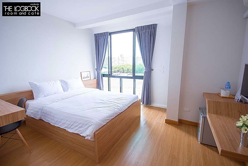 The LogBook room and cafe'