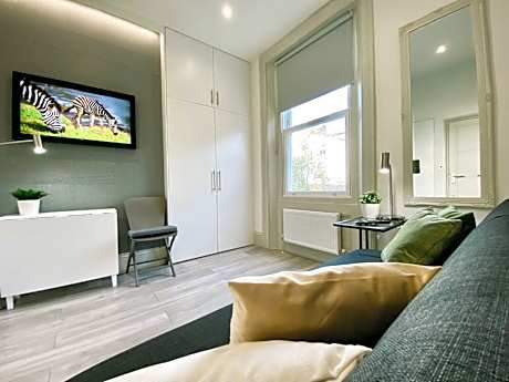 Apt 03 Beachside Beauty Central Studio Steps from Cafes