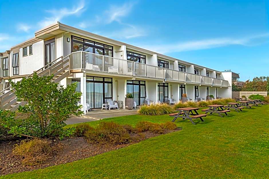 Whispering Sands Beachfront Motel