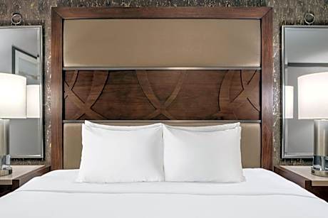 HORSESHOE LUXURY ROOM 1 KING NON-SMOKING