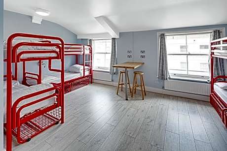 Bed in 8-Bed Mixed Dormitory Room Ensuite (18–40 years)