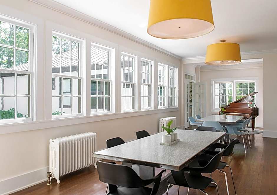 Oakhurst Inn at the University