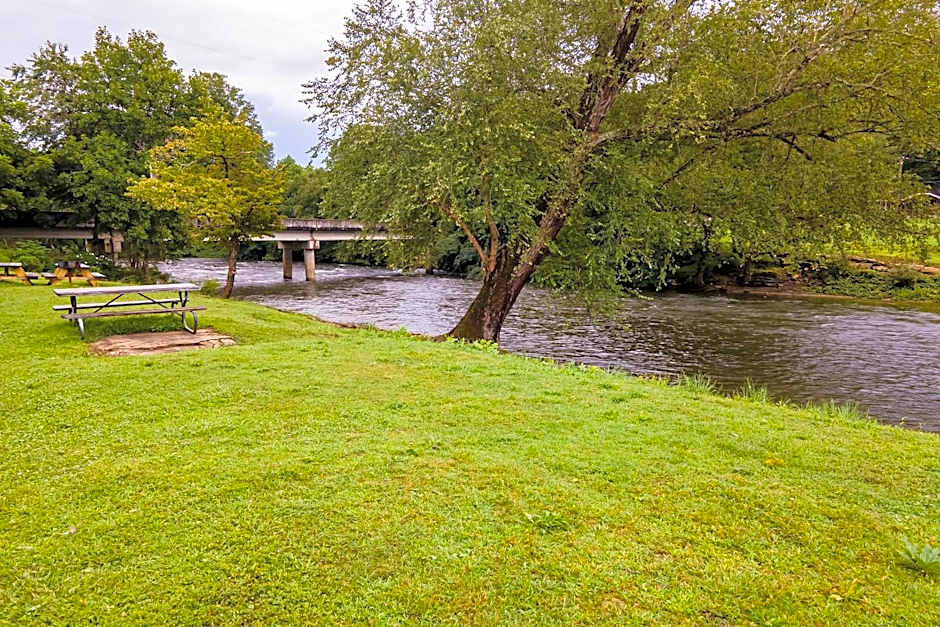 Lloyd's On The River Country Inn By OYO