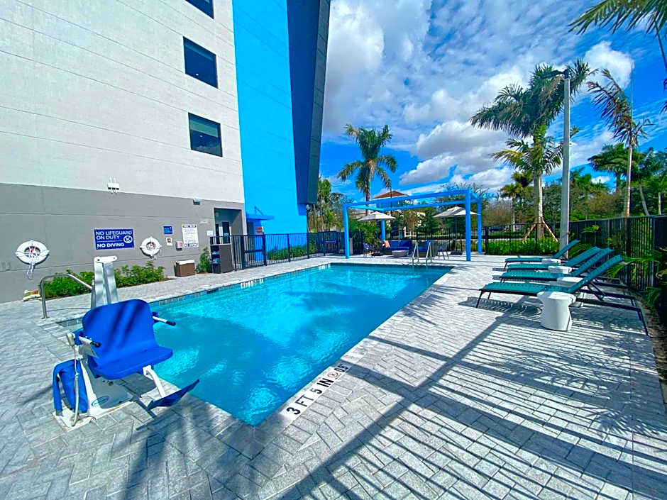 Tru by Hilton Miramar