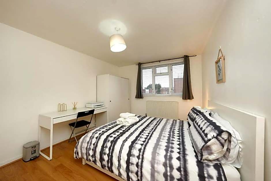 London Oasis Flat with High-Speed Broadband and Free Parking