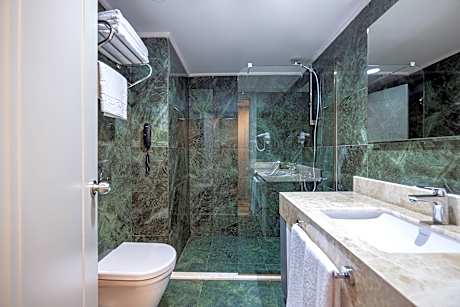 Superior King, Guest Room, Queen