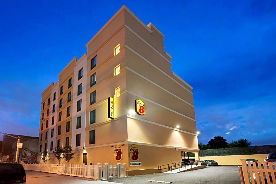 Super 8 by Wyndham Bronx