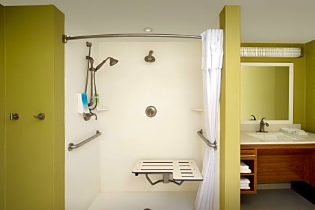 1Queen Accessible Roll In Shower Studio Nosmk